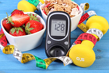A glucometer and fruits